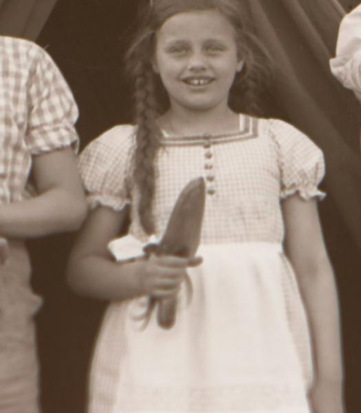 altes Negativ - Kinder stehen stramm vor ihrem Zelt